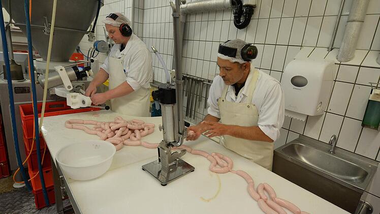 Der Wurstkutter wird um ein Uhr angeschmissen.