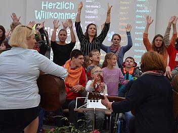 Der Chor der Heilpädagogischen Tagesstätte begrüßte die Gäste der Einweihungsfeier. Fotos: Rainer Lutz