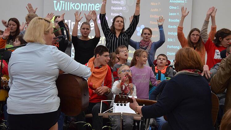 Der Chor der Heilpädagogischen Tagesstätte begrüßte die Gäste der Einweihungsfeier. Fotos: Rainer Lutz