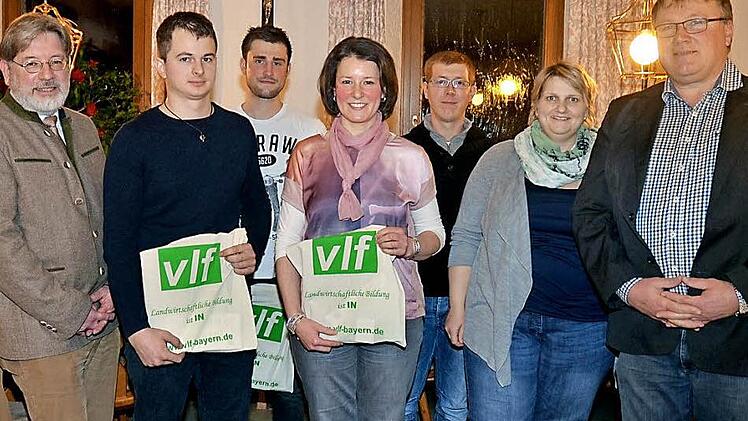 Sie sind der Stolz des VlF im Landkreis Kronach: Nachwuchskräfte, die ihre Abschlussprüfungen bestanden haben und denen gratuliert wurde vom Geschäftsführer Guido Winter (l.), vom stellvertretenden Vorsitzenden Gerd Zehnter (r.) und von der stellvertretenden Vorsitzenden Sabrina Schwemmlein (2. v .r.). Ab Zweiter von links die erfolgreichen Absolventen Stephan Nickol, Fabian Rebhan, Sylvia Löffler und Johannes Nickel Foto: K.- H. Hofmann