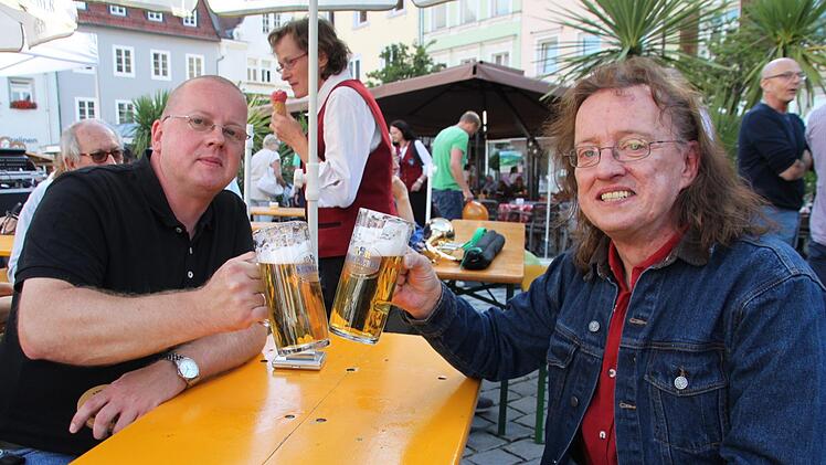 Thomas und Jürgen Hahn genießen den schönen Abend und das kühle Bier am Marktplatz.  Foto: Andreas Schmitt