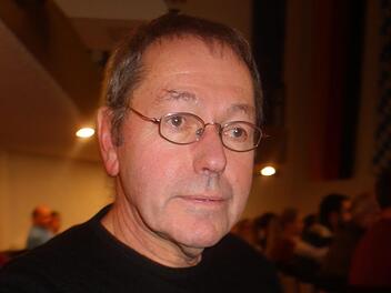 Siegfried van den Bergh lieferte Regebeiträge und Themen bei der Rödentaler Bürgerversammlung. Foto: Lothar Weidner