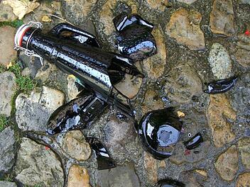 Auf der Kirchweih in Aisch ist es im August 2018 zu einem Gewaltverbrechen gekommen. Ein Mann stach einem anderen Kerwabesucher mit einer zerbrochenen Flasche mehrmals ins Gesicht. Nun wurde laut Staatsanwaltschaft  Anklage erhoben. Symbolfoto:  erge/Pixabay