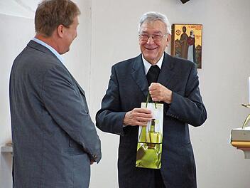 Harald Geis (links) übergab ein Geschenk an Pfarrer Albin Lieblein zu dessen 85. Geburtstag. Foto: Anton Then