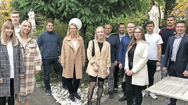Insgesamt zw&ouml;lf Azubis konnten jetzt bei Uponor in Ha&szlig;furt freigesprochen werden. Mit im Bild sind Ausbilder sowie Vertreter von Personalabteilung und Betriebsrat.