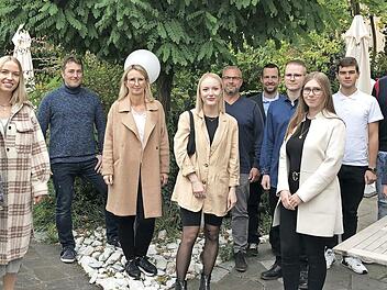 Insgesamt zwölf Azubis konnten jetzt bei Uponor in Haßfurt freigesprochen werden. Mit im Bild sind Ausbilder sowie Vertreter von Personalabteilung und Betriebsrat.