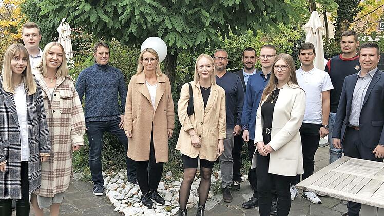 Insgesamt zwölf Azubis konnten jetzt bei Uponor in Haßfurt freigesprochen werden. Mit im Bild sind Ausbilder sowie Vertreter von Personalabteilung und Betriebsrat.