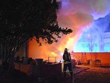 Mit einem starken Wasserstrahl gelang es den Feuerwehrmännern die Flammen an der Terrasse zu löschen. Da allerdings war das Feuer bereits in den Innenräumen. Foto: Hanns Friedrich