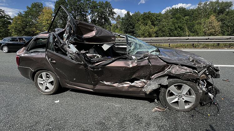 A3 bei Erlangen: Auto verkeilt sich in Sattelzug