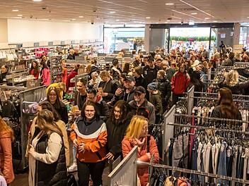 Coburg: Erste TK-Maxx-Filiale in Oberfranken - Eröffnung sorgt für riesigen Ansturm