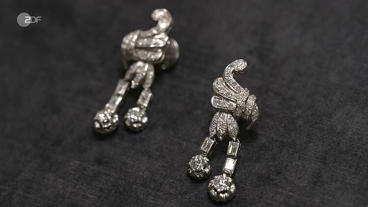 Patrick Lessmann datierte "sehr ausdrucksstarke und dynamische" Ohrringe aus Platin mit Diamanten in den 1940er Jahren.