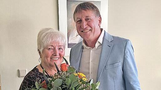 Mit einem Pr&auml;sent dankte der B&uuml;rgermeister Marlene Sp&auml;th f&uuml;r ihren Einsatz beim Sportverein.