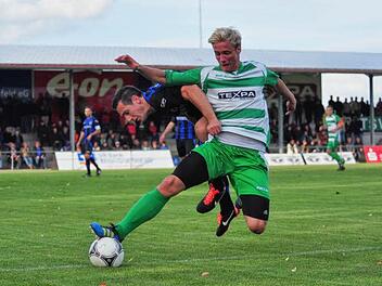 Clever aggressiv: Alexander Mantlik behauptet sich gegen den Würzburger Marcello Asta. Foto: as