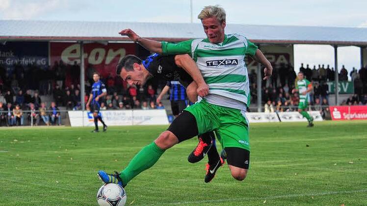 Clever aggressiv: Alexander Mantlik behauptet sich gegen den Würzburger Marcello Asta. Foto: as