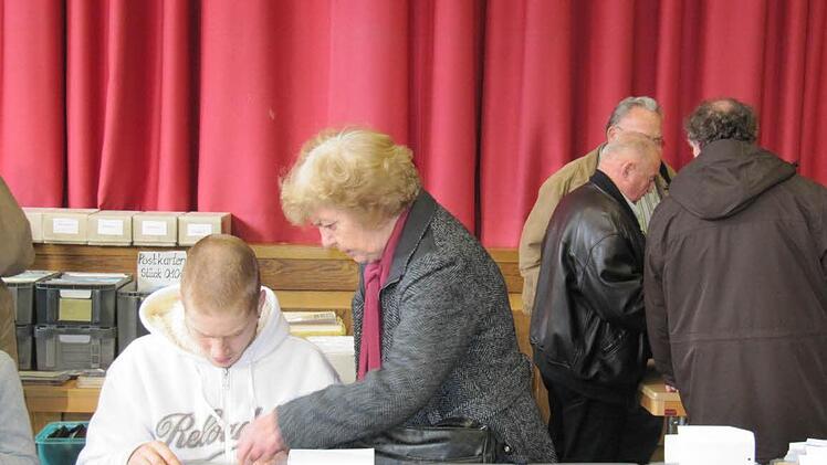 stöbern, stöbern, finden: Hildegard Dicker und ihr Enkel Stefan interessieren sich sehr für historische Postkarten.