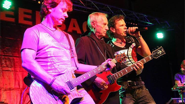 ... und beim Gitarrenspiel.