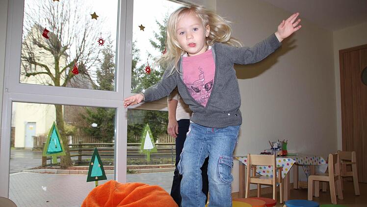 Frieda wagt den Sprung von den bunten Hockern hinab in die Tiefe.