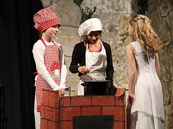 Dornröschen (re, Luisa Subat) besucht die Küche mit Koch (Mitte, Chiara Mikulovic) und den Küchenjungen (li. Katharina Hofmann).Fotos: Gerda Völk