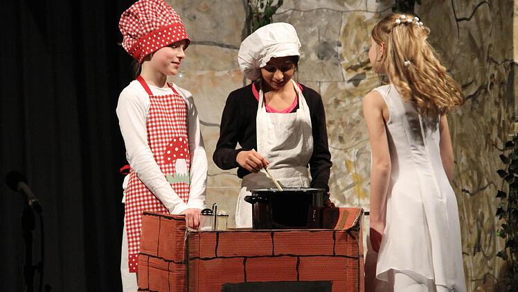 Dornröschen (re, Luisa Subat) besucht die Küche mit Koch (Mitte, Chiara Mikulovic) und den Küchenjungen (li. Katharina Hofmann).Fotos: Gerda Völk