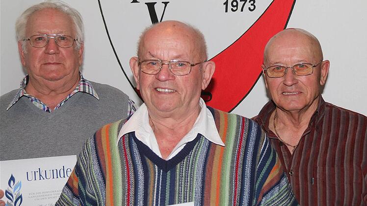 Seit 40 Jahren bei der Spielvereinigung (von links): Alfred Liczewski, Kurt Neuland und Günter Amend.