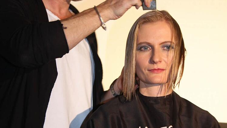 Tom Kobeck hat das Blond seines Models Regina mit Milchshake-Nuancen weich aufgehellt.