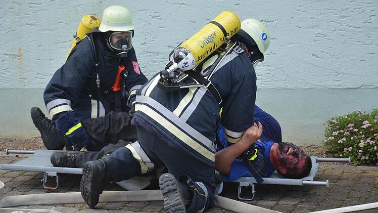 Für die Übung waren die "Opfer" entsprechend geschminkt worden.  Foto: Björn Hein