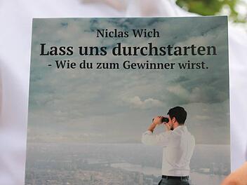 Niclas Wich präsentiert stolz sein Buch, an dem er rund ein Jahr geschrieben hat.  Foto: Dominic Buckreus