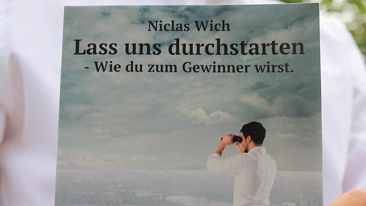 Niclas Wich präsentiert stolz sein Buch, an dem er rund ein Jahr geschrieben hat.  Foto: Dominic Buckreus