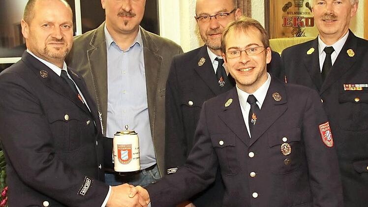 Udo Schramm wurde für eine 30-jährige Dienstzeit geehrt. Es gratulierten Zweiter Bürgermeister Frank Weber, Kommandant Joachim Klimm, Vorsitzender Rene Faustmann und Kreisbrandinspektor Reinhard Hartung.  Foto: Michael Stelzner