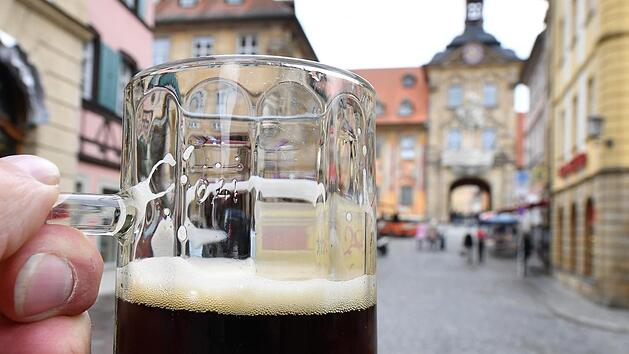 Nur halb voll? Die Bamberger erteilen dem 0,4-Bier eine glasklare Absage. Doch wie teuer ist Bier in Bamberg im Vergleich?  Foto: Ronald Rinklef
