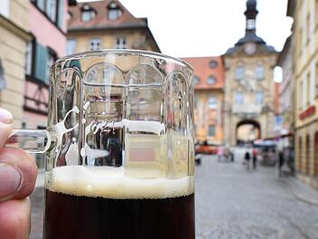 Nur halb voll? Die Bamberger erteilen dem 0,4-Bier eine glasklare Absage. Doch wie teuer ist Bier in Bamberg im Vergleich?  Foto: Ronald Rinklef