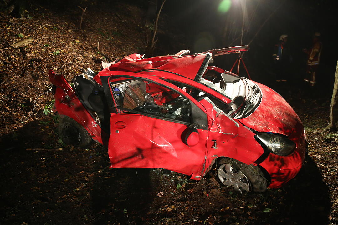 Auto überschlägt sich ab B289 bei Kauerndorf