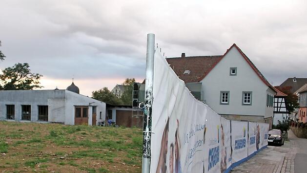 Wo jetzt noch Steine und Grasb&uuml;schel vorherrschen, sollen schon bald Mehrfamilienh&auml;user errichtet werden.  Foto: Sonny Adam