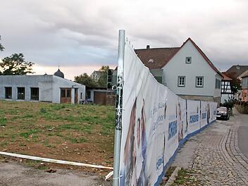 Wo jetzt noch Steine und Grasbüschel vorherrschen, sollen schon bald Mehrfamilienhäuser errichtet werden.  Foto: Sonny Adam