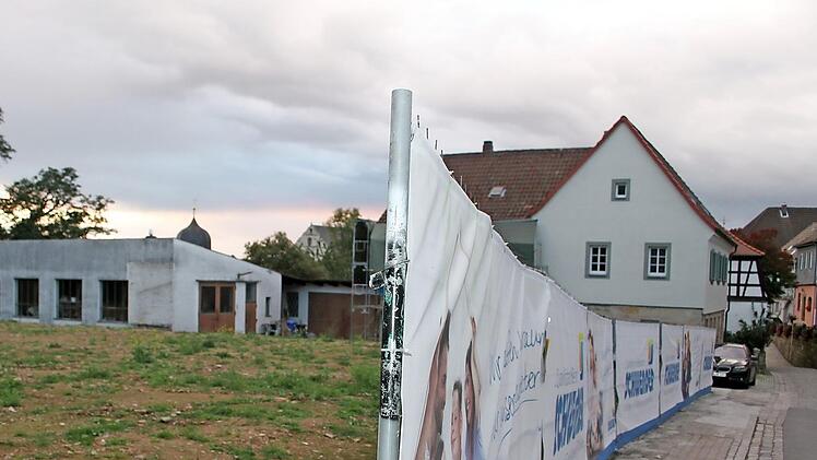 Wo jetzt noch Steine und Grasbüschel vorherrschen, sollen schon bald Mehrfamilienhäuser errichtet werden.  Foto: Sonny Adam