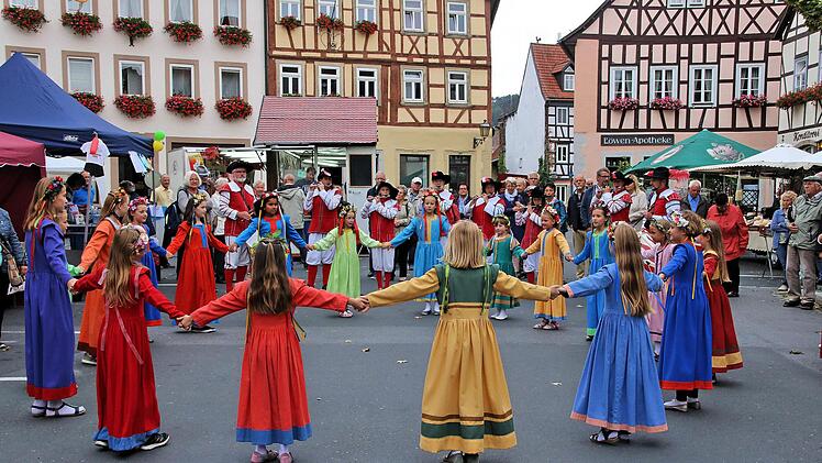 Zu den Flötenklängen der Landsknechte tanzte der Heimatsspiel-Nachwuchs auf dem Marktplatz. Foto: Dieter Britz