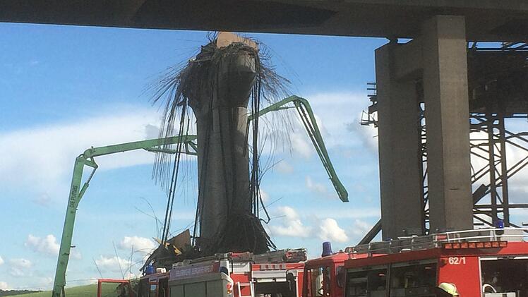 Einsatz an der eingest&uuml;rzten Schraudenbachbr&uuml;cke an der A7 Mitte Juni 2016: Nun erhebt die Staatsanwaltschaft Schweinfurt Anklage wegen fahrl&auml;ssiger T&ouml;tung und K&ouml;rperverletzung. Foto: Josef Sch&auml;fer
