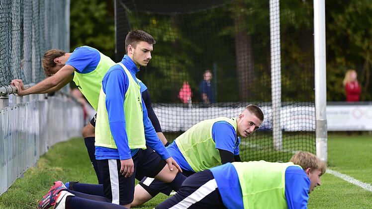 OK Jungs, wir pirschen uns langsam heran und dann werden wir das Tor schon machen (FC Herzogenaurach). Foto: Sportfoto Zink