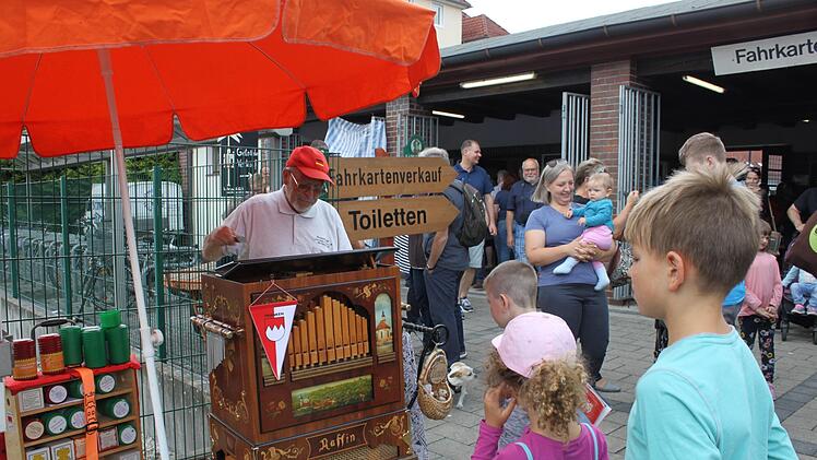 Drehorgelspieler am Bahnhof. Foto: Carmen Schwind