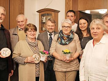 Drei Anwesen hat der Pressecker Gartenbau- und Ortsverschönerungsverein ausgezeichnet. Von links: Bob Krenz (Köstenberg); Hugo und Christa Reuther (Große Birken); Kreisfachberater Friedhelm Haun; Ilona, Swen und Simone Kern (Presseck), Vorsitzende Nelly Döppmann und Bürgermeister Siegfried Beyer. Foto: Klaus Klaschka
