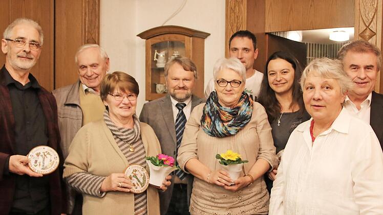 Drei Anwesen hat der Pressecker Gartenbau- und Ortsverschönerungsverein ausgezeichnet. Von links: Bob Krenz (Köstenberg); Hugo und Christa Reuther (Große Birken); Kreisfachberater Friedhelm Haun; Ilona, Swen und Simone Kern (Presseck), Vorsitzende Nelly Döppmann und Bürgermeister Siegfried Beyer. Foto: Klaus Klaschka