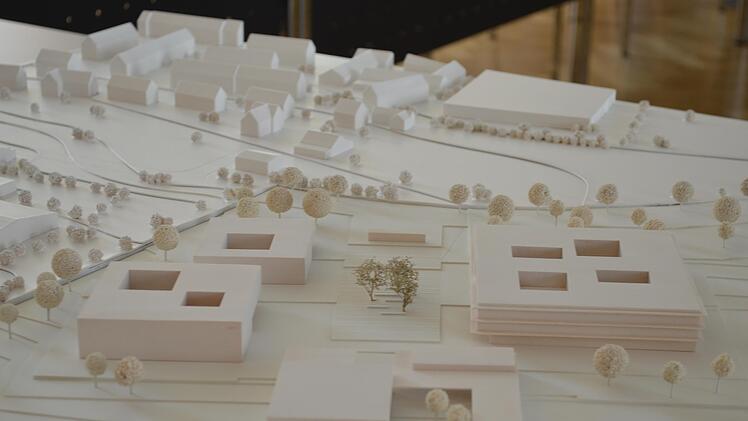 Unser Bild zeigt das Modell des Architektenbüros "Numrich Albrecht Klumpp" aus Berlin vom Schulzentrum Hammelburg. Ab Mitte 2023 sollen das Gymnasium (rechts oben) sowie Mensa und Turnhallen (vorne) gebaut werden, für die Förder- und die Realschule (links) gibt es noch keinen Zeitplan.