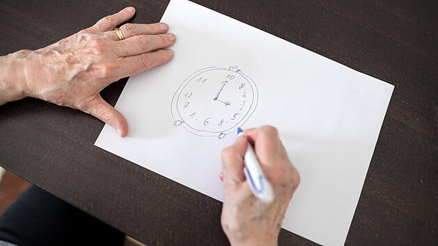 Demenz erkennen mit dem Uhrentest - so funktioniert es