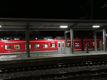 Zug, Bahn, Eisenbahn, Bahnsteig, Gleis, Bahnhof am Abend, Dunkelheit, im Dunkeln