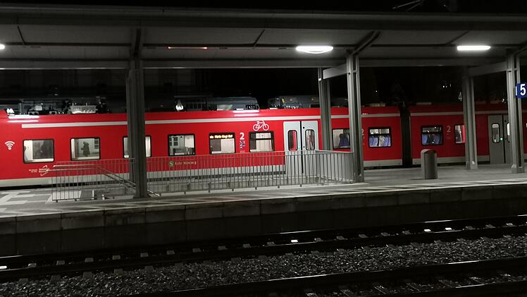 Zug, Bahn, Eisenbahn, Bahnsteig, Gleis, Bahnhof am Abend, Dunkelheit, im Dunkeln