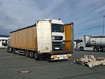 Lkw auf A9 bei Himmelkron wegen auffälliger Ladung gestoppt