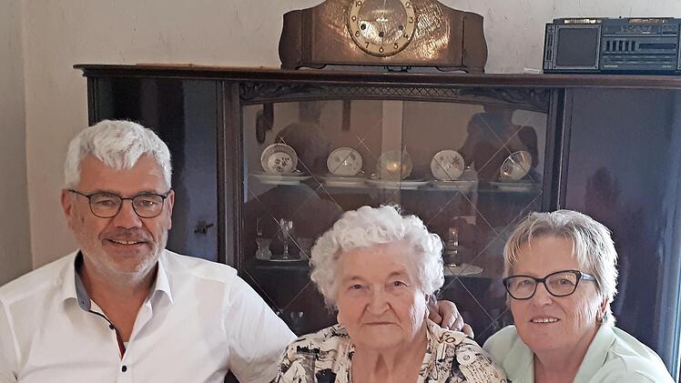 Rosa Zillig wurde 90. Jahre alt. Das Bild zeigt sie mit Bürgermeister Bernhard Storath (l.) und Tochter Hannelore (r.)