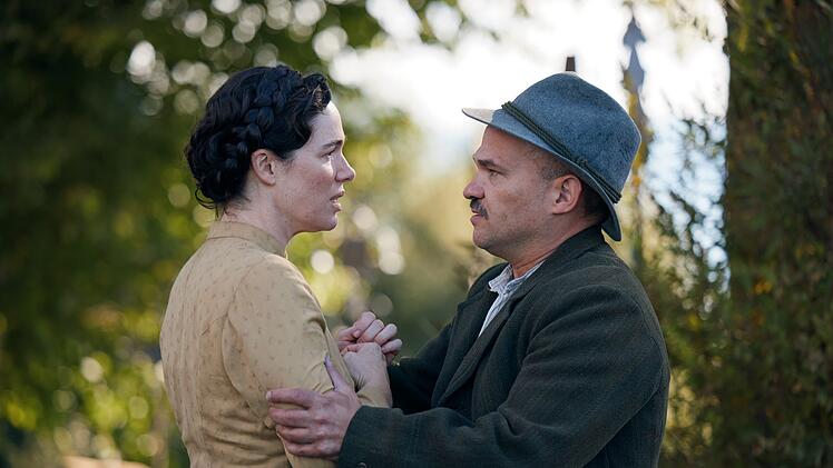 Der Knecht Bertl (Moritz Katzmair), ein tumber Gehilfe ihres Bruders Silvan, verfolgt Elies (Verena Altenberger) und macht ihr aggressive Avancen.