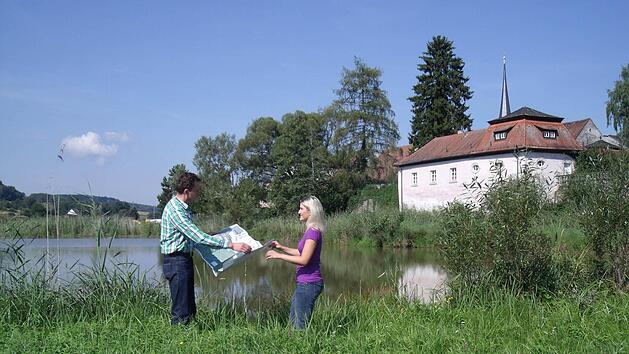 Mit den Grobpl&auml;nen am bestehenden See - B&uuml;rgermeister Heinrich Thaler und Christiane Pfenning Foto: Anette Schreiber