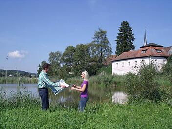 Mit den Grobplänen am bestehenden See - Bürgermeister Heinrich Thaler und Christiane Pfenning Foto: Anette Schreiber